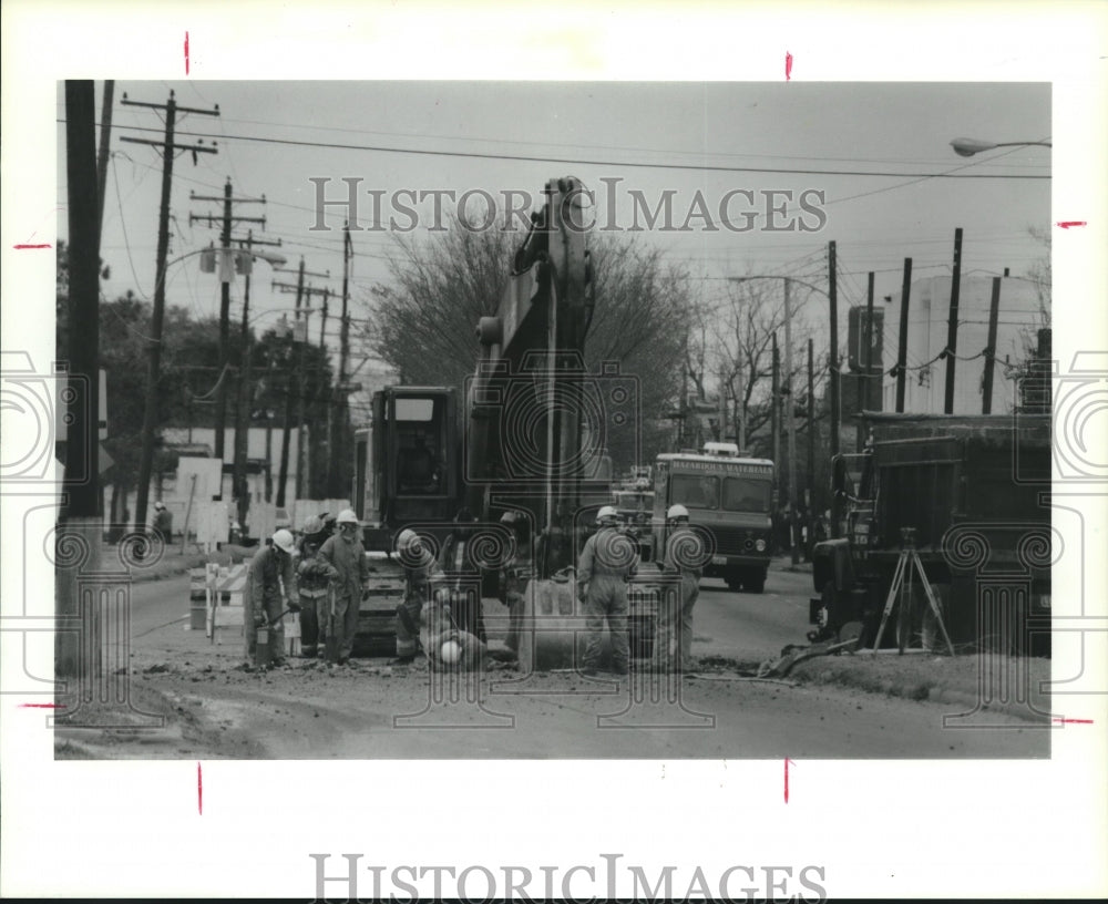 1989 Press Photo Firefighters, Gas Company Workers Repair Houston Pipeline Leak- Historic Images