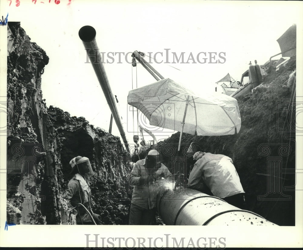 1981 Workers Install Gas Pipeline Between Rosenberg, Wharton, Texas - Historic Images