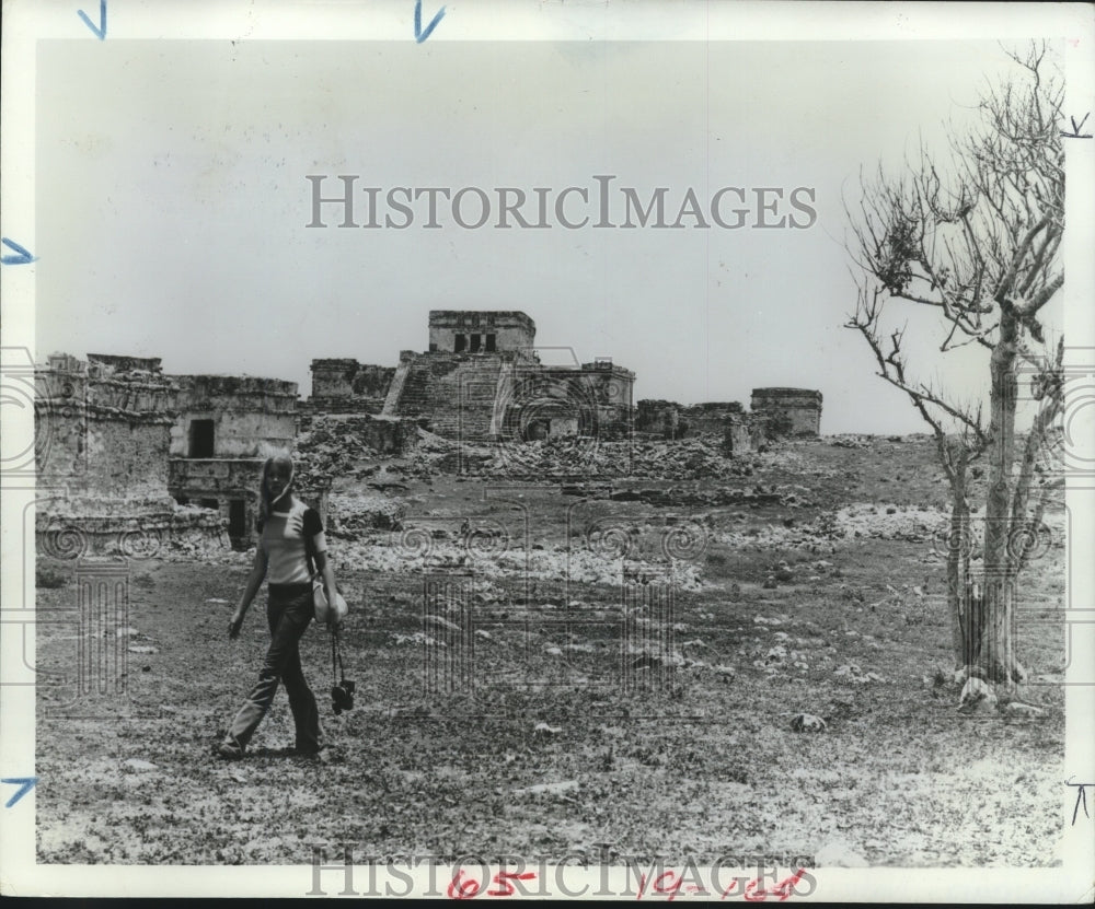 1982 Tourist Walks Through Mayan Ruins in Mexico - Historic Images