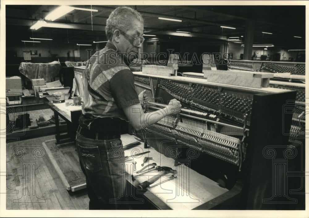 1988 Press Photo Rudolfo Fernandez Adjusts Keyboard, Steinway & Son, New York - Historic Images