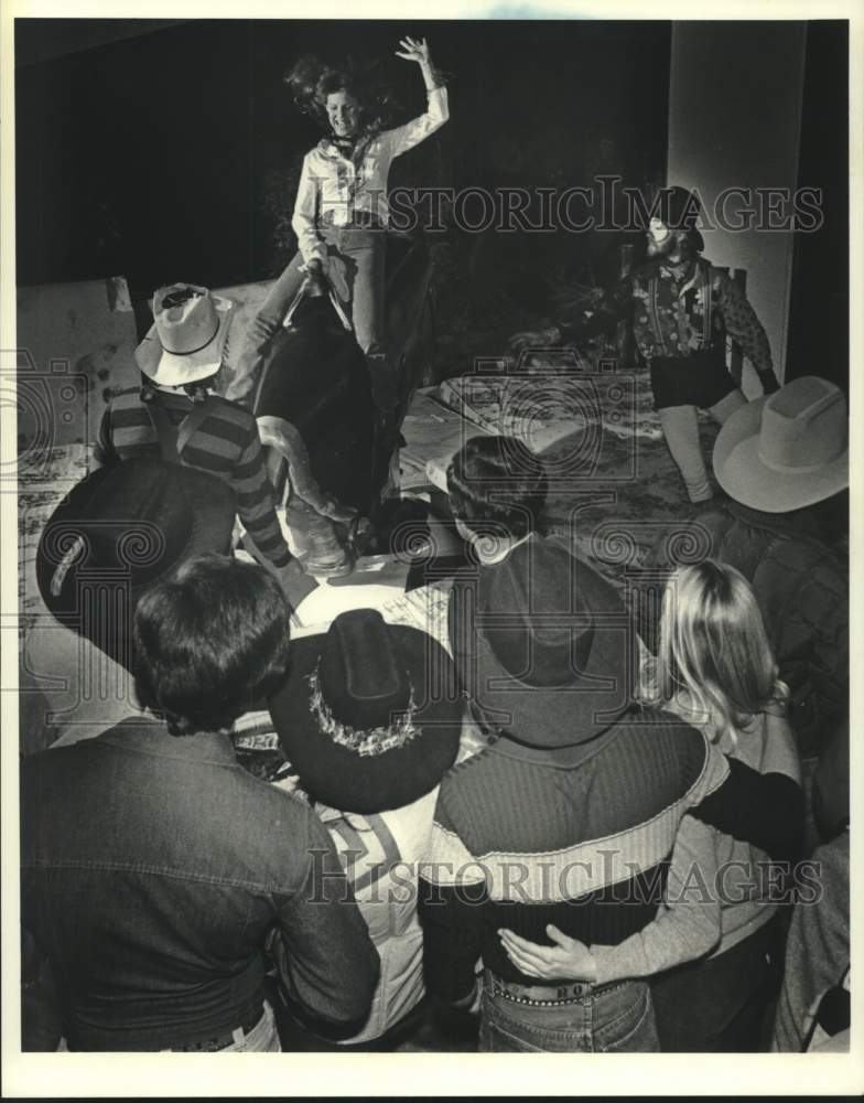 1979 Press Photo Bull Riding at the San Antonio Rose Club, Houston, Texas- Historic Images