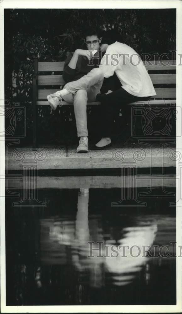 1988 Press Photo Shannon Wilkie and Jonathan Eisenberg at Rothko Chapel pool - Historic Images