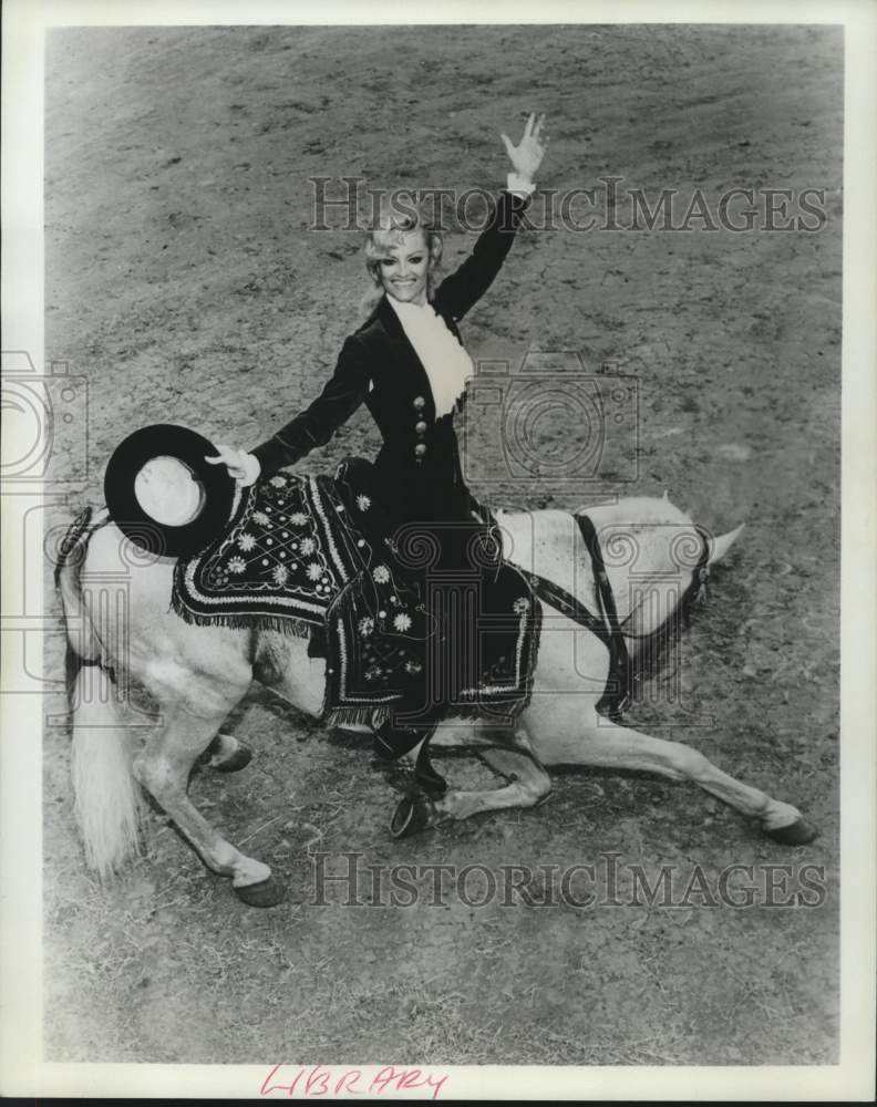 1976 Press Photo Edith Evans and One of Her Spirited Andalusian Horses - Historic Images