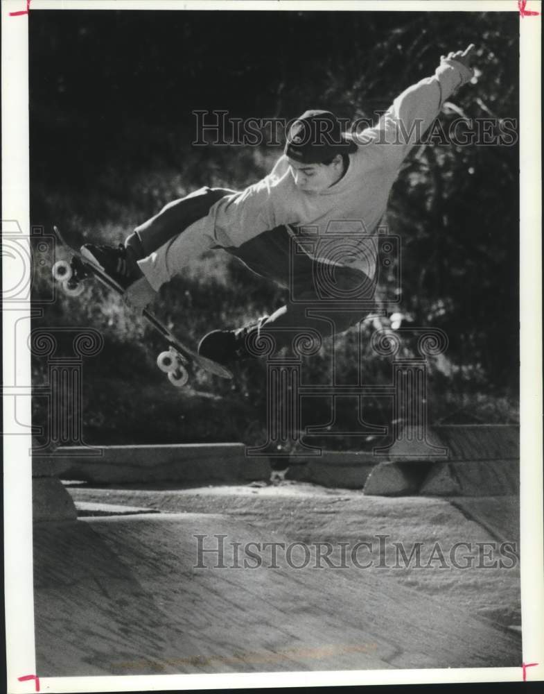 1990 Press Photo Mars Black Goes Airborne While Skateboarding in Houston- Historic Images