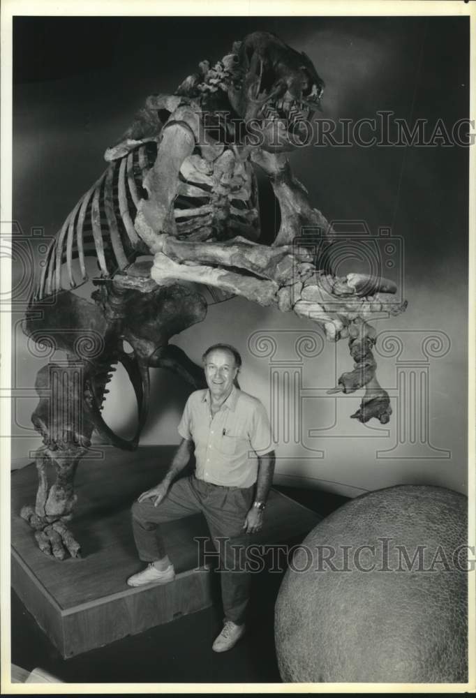 1991 Press Photo Don Serbousek With Giant Sloth Skeleton in Daytona, Florida - Historic Images