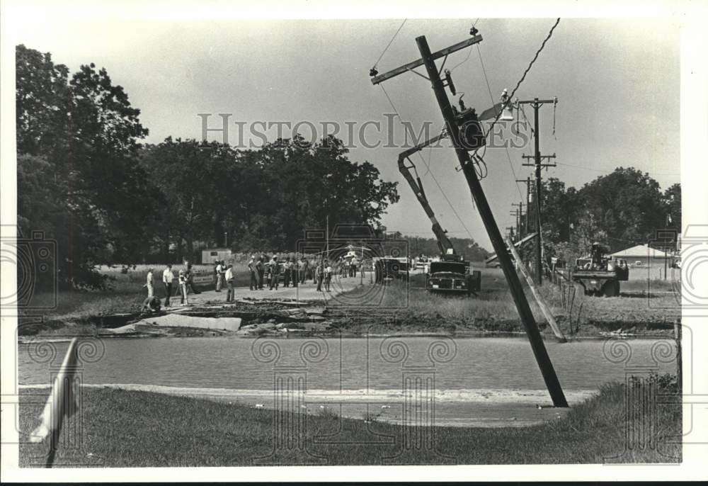 1983 People view sinkho;e near Boling in Wharton County, Texas - Historic Images