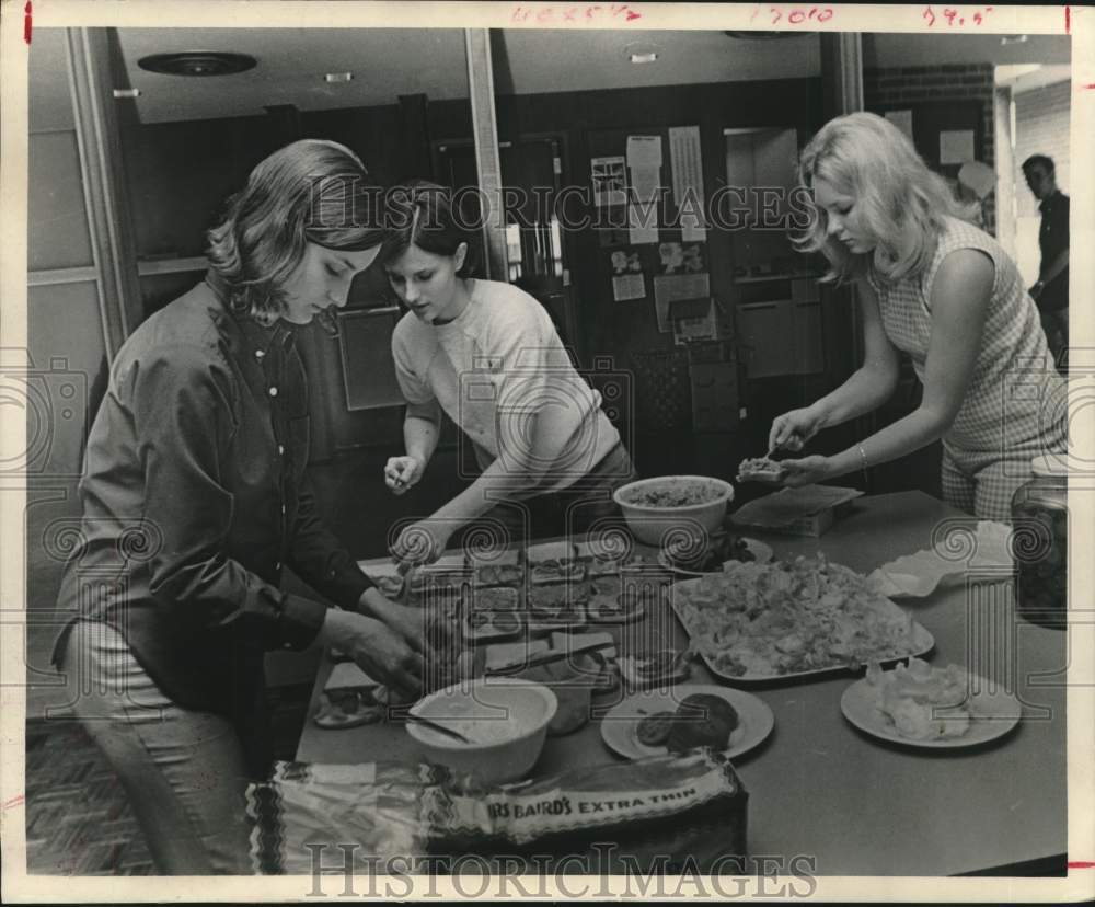 1969 Rice University Students Fix Lunches in Houston, Texas - Historic Images