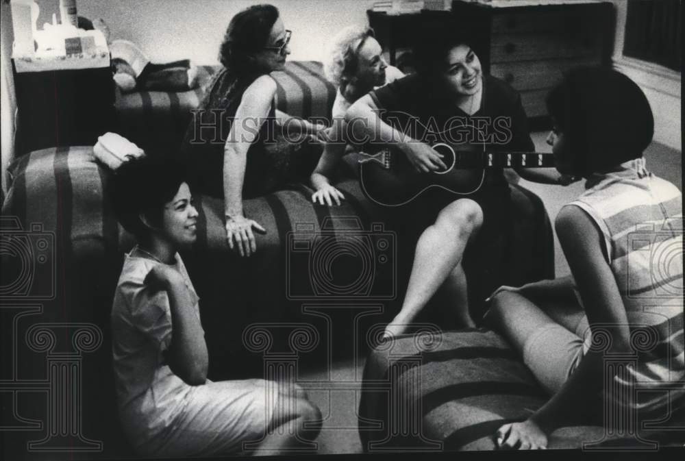 1967 Women in living room at Sancta Maria Hostel House in Houston - Historic Images