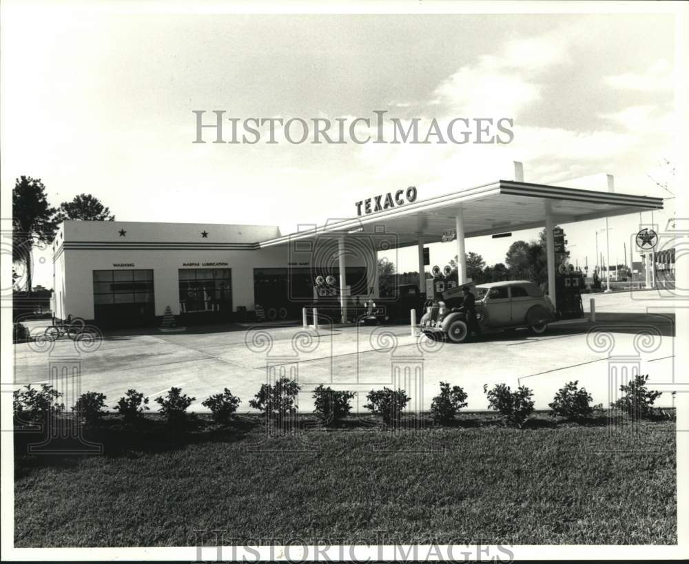 1990 New Texaco service stations at Universal Studios Florida - Historic Images