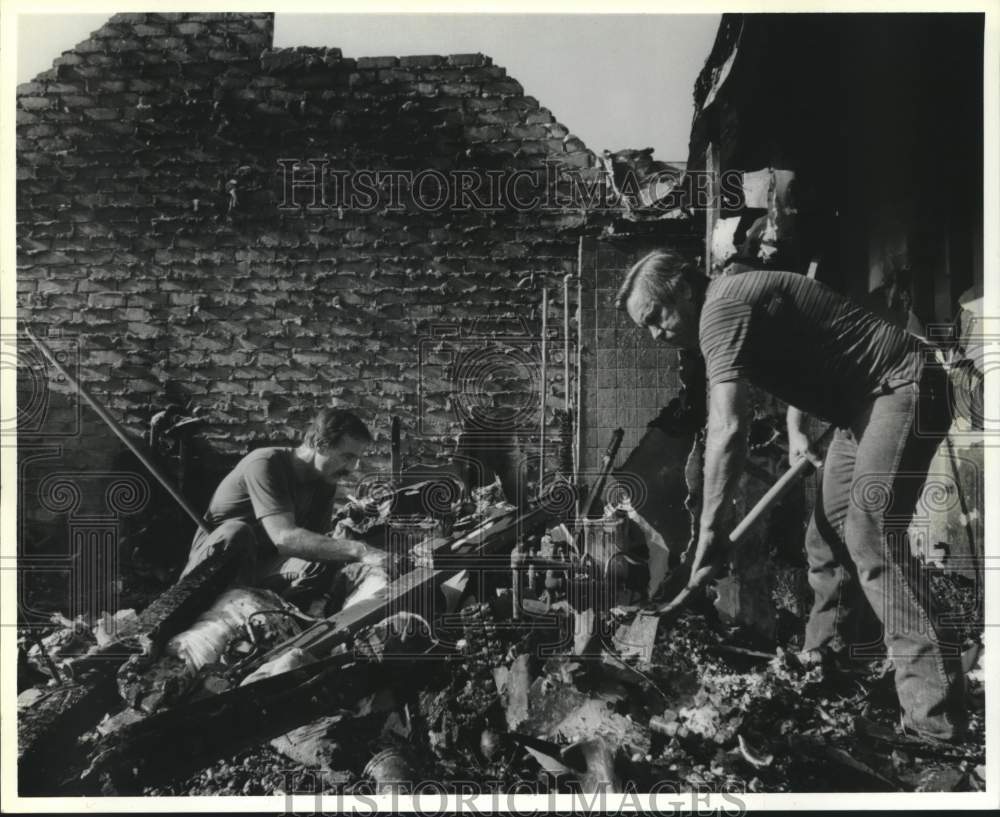 1989 Searchers look for jewelry in burned out Houston apartment - Historic Images