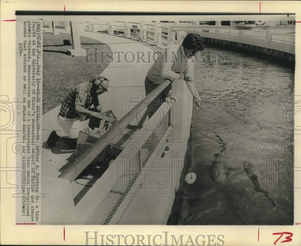 1974 Press Photo Biologist Dr. Arthur Myrberg checks shark loudspeaker in Miami - Historic Images