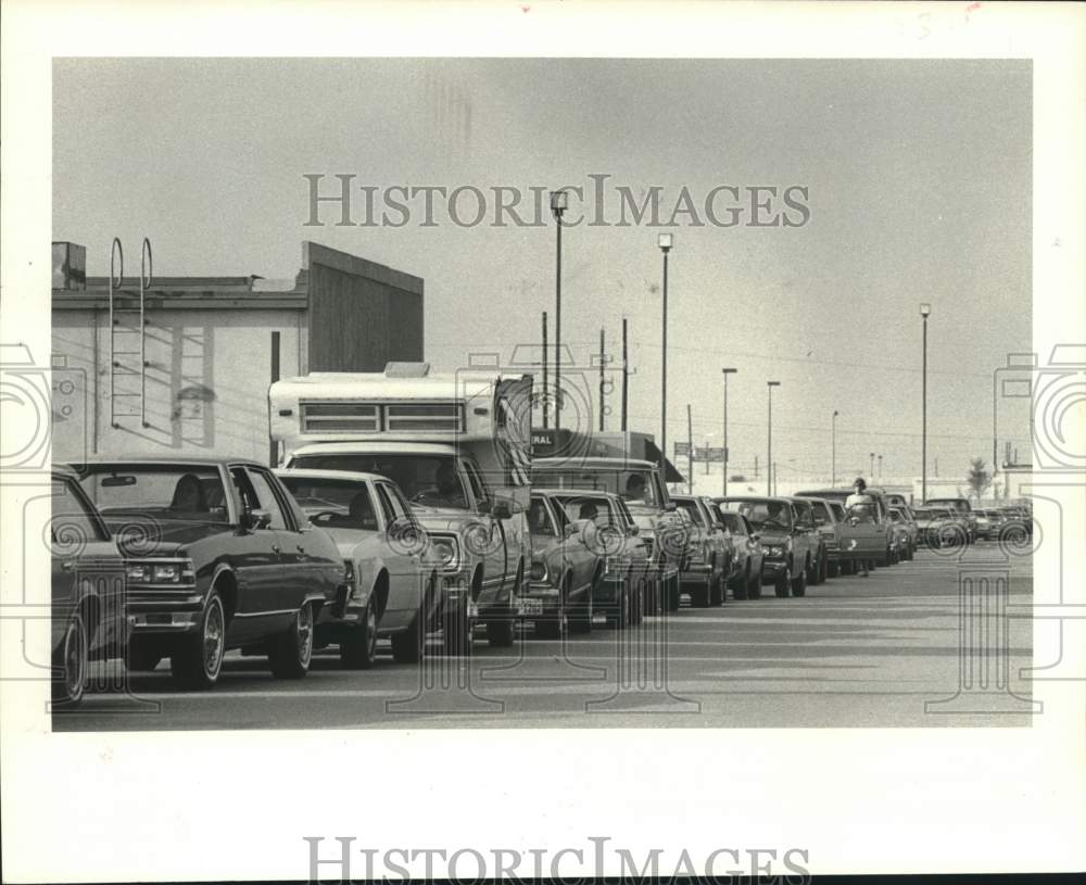 1979 Press Photo Cars line up to buy gasoline at Houston Shell service station - Historic Images