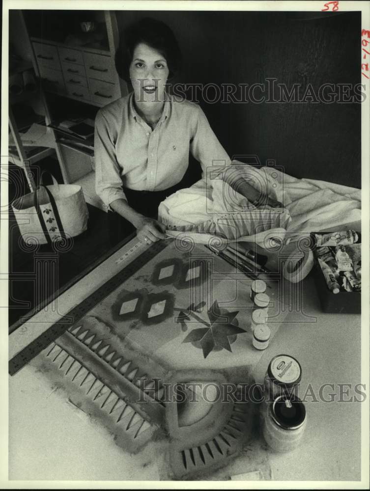 1982 Press Photo Bee Morrow with stenciling materials - Historic Images