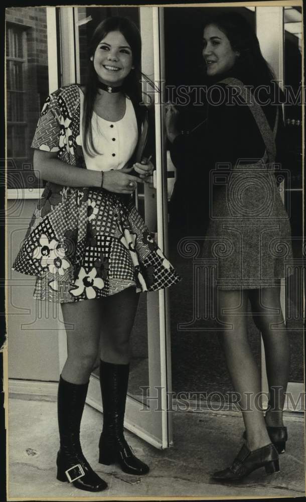 1970 Press Photo Female students at Houston school - Historic Images