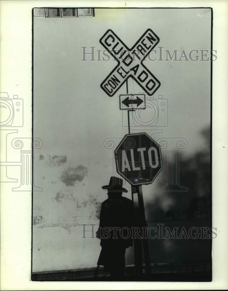 1987 Press Photo Stop sign (in Spanish) by train crossing in Sierra Blanca - Historic Images