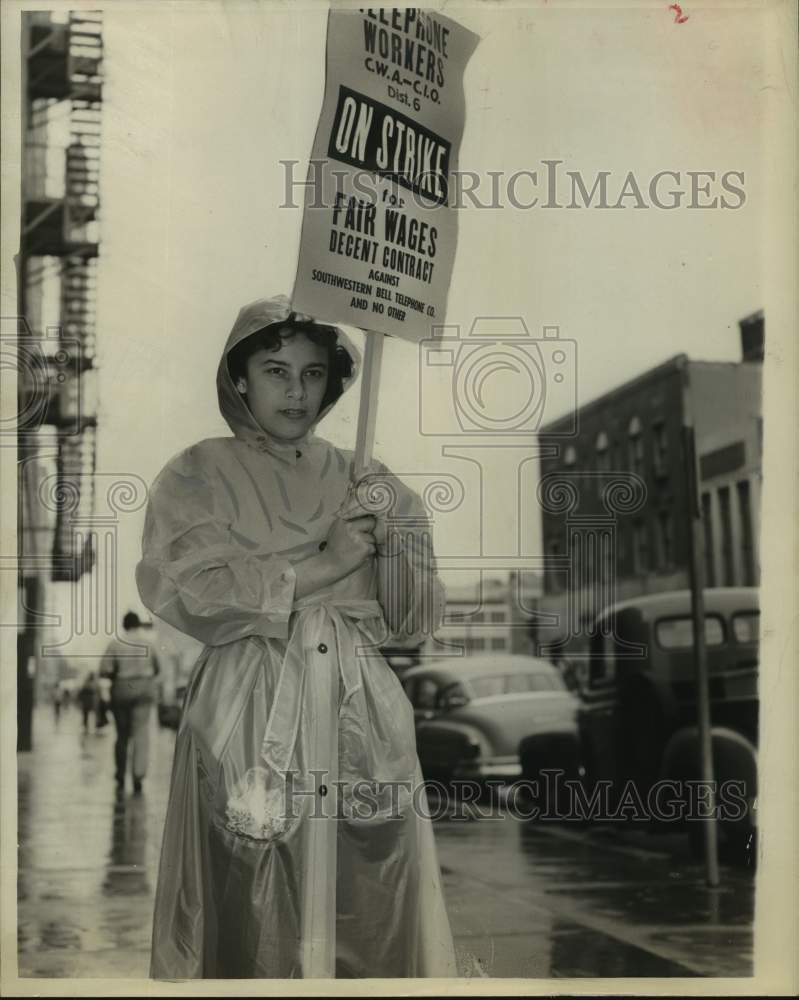 1953 Press Photo Mrs. Hortense Coutrexo On Strike From Southwestern Bell, Texas - Historic Images