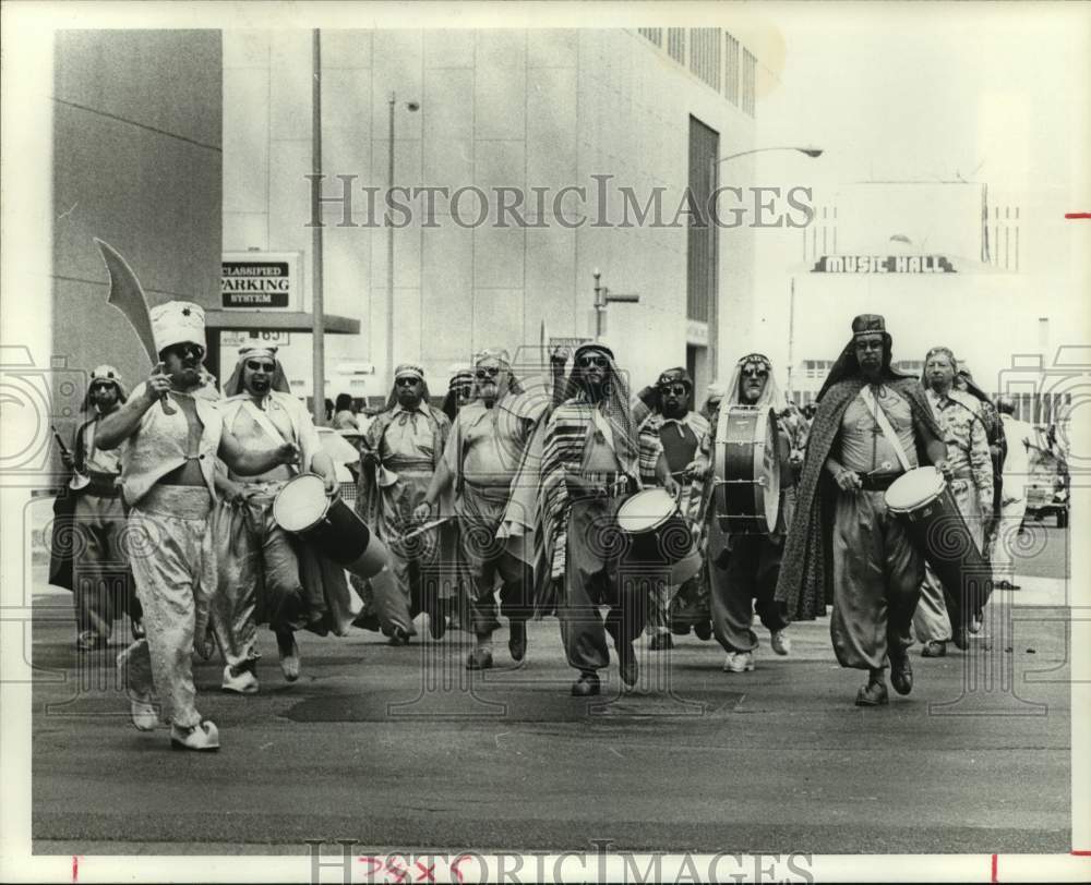 1976 Press Photo Texas Shrine drum corps in parade in downtown Houston- Historic Images