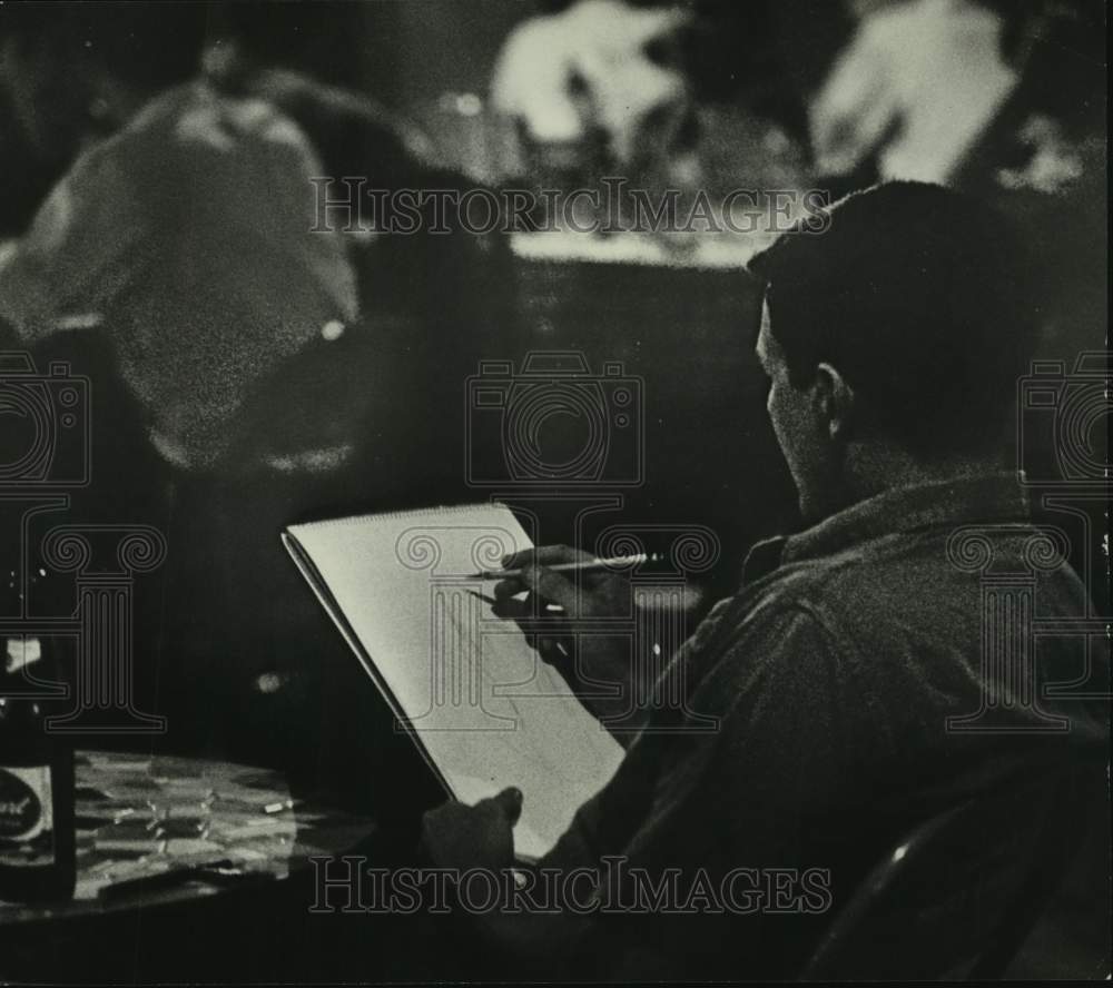 1966 Press Photo Customer sketches in Scholz Garten courtyard in Austin, Texas- Historic Images