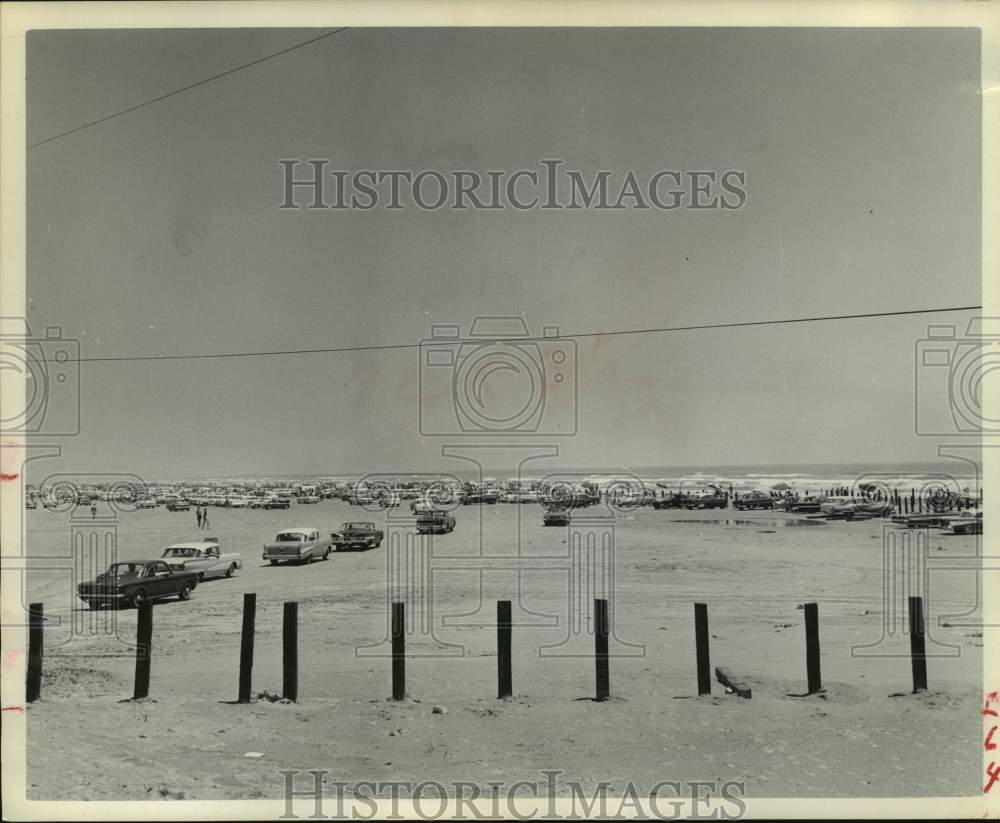 1962 Press Photo Cars line Galveston beach for Splash Days festival - Historic Images