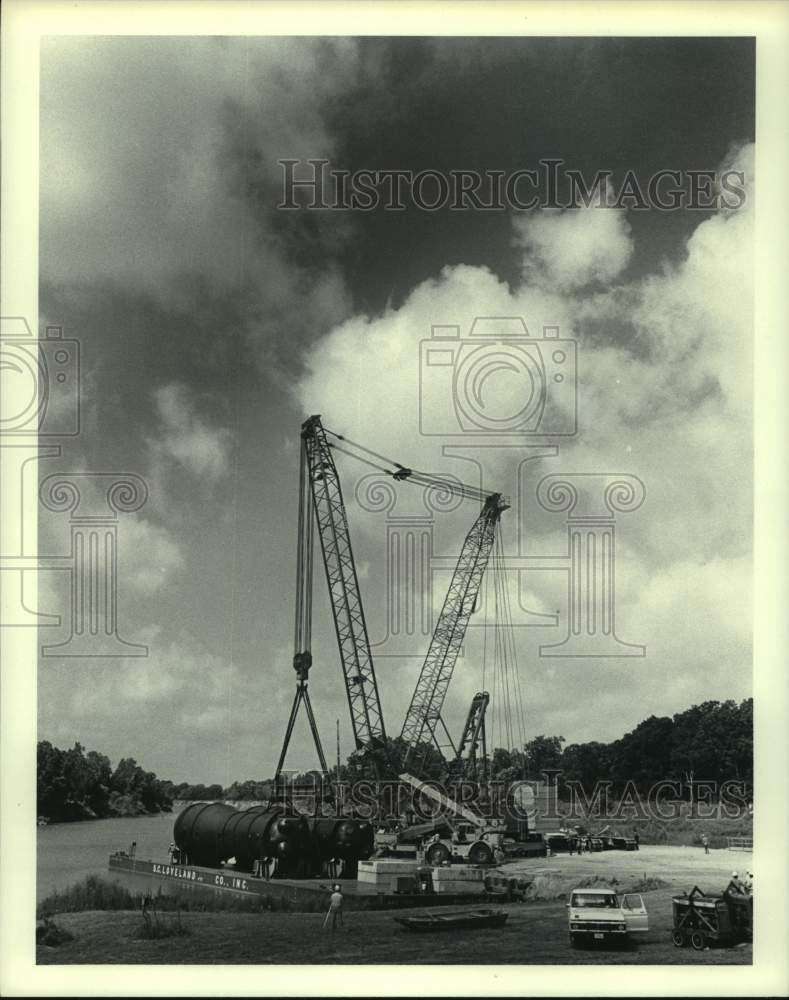 1980 Press Photo Stacks unloaded from barge at South Texas Nuclear Project - Historic Images