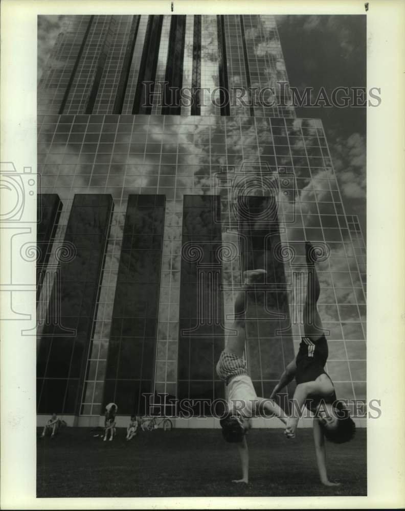 1986 Press Photo Girls do cartwheels by Transco Tower in Houston - Historic Images