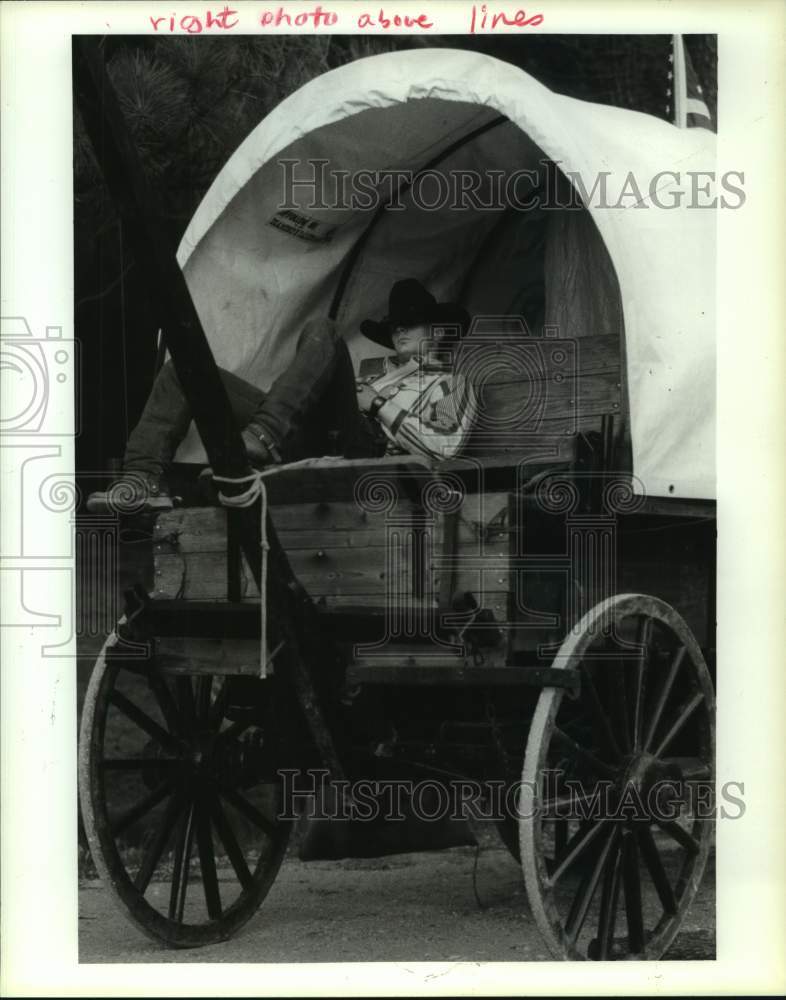 1992 Press Photo Kurt Klaumeyer on Brazos River Trail Ride wagon in Houston - Historic Images