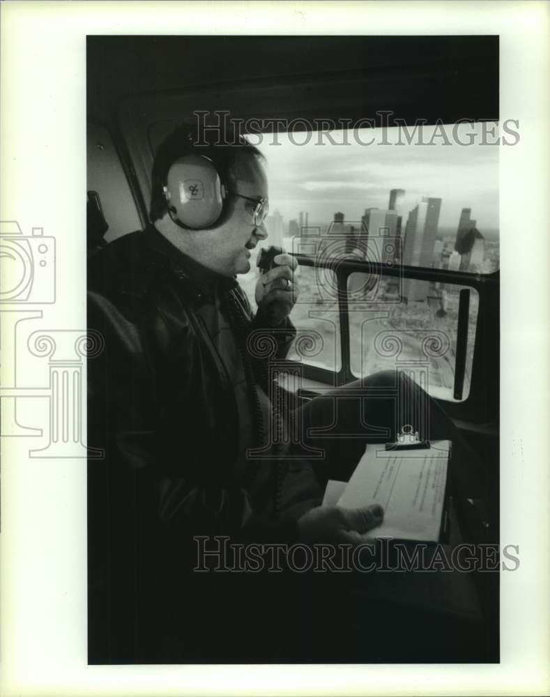 1990 Press Photo Cecil Knight reports Houston traffic from helicopter- Historic Images