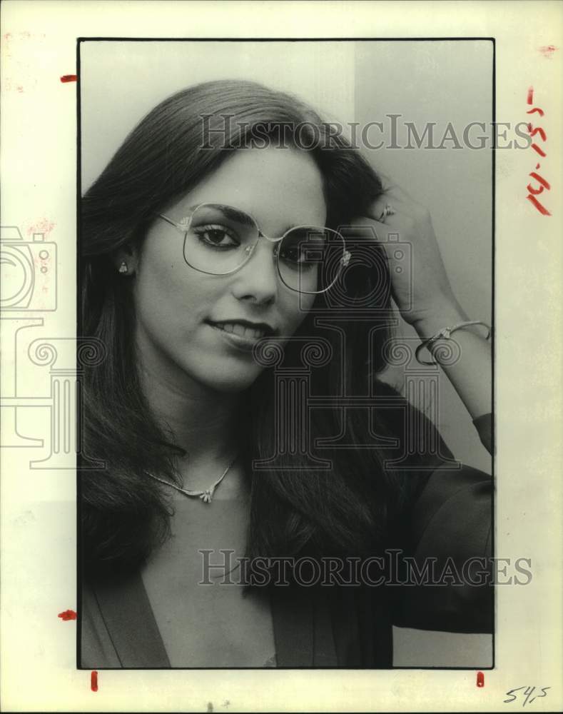1981 Press Photo Model wears Neostyle framed glasses with matching jewelry - Historic Images