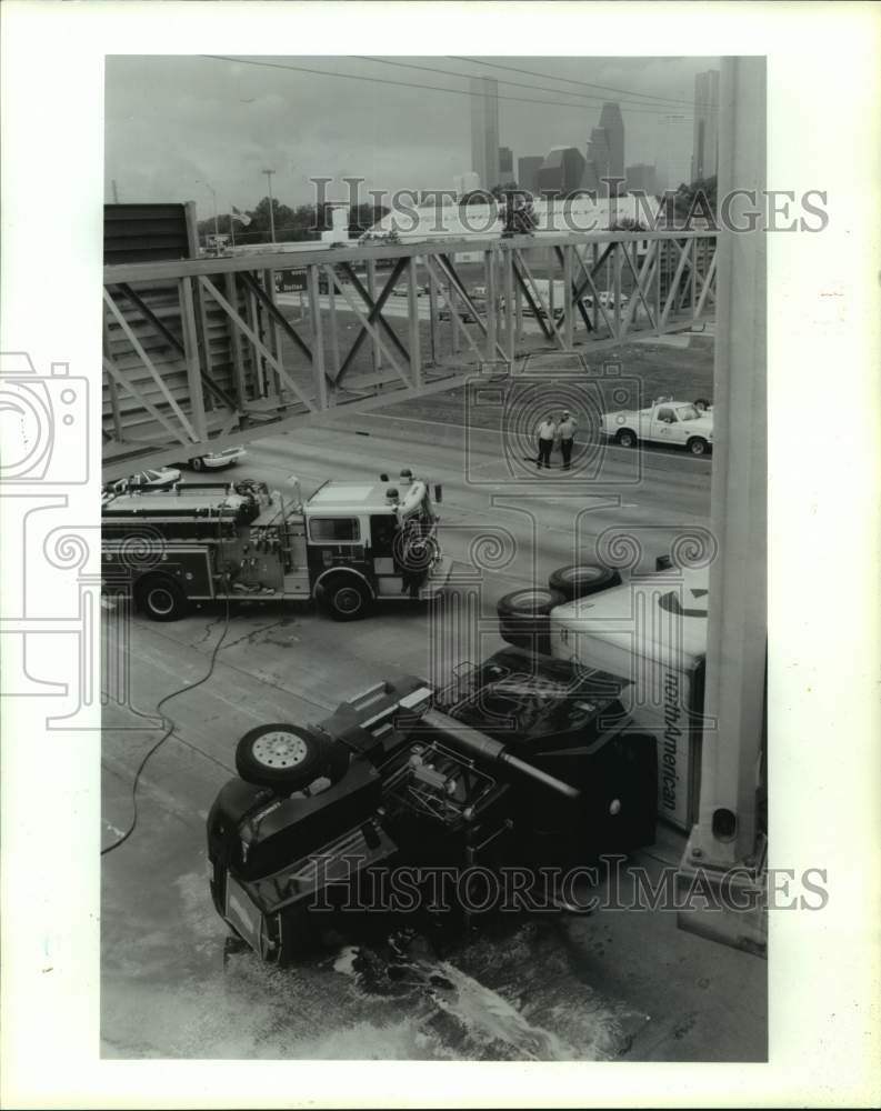 1993 Press Photo Overturned tractor-trailer on I-10 near Houston Street overpass - Historic Images