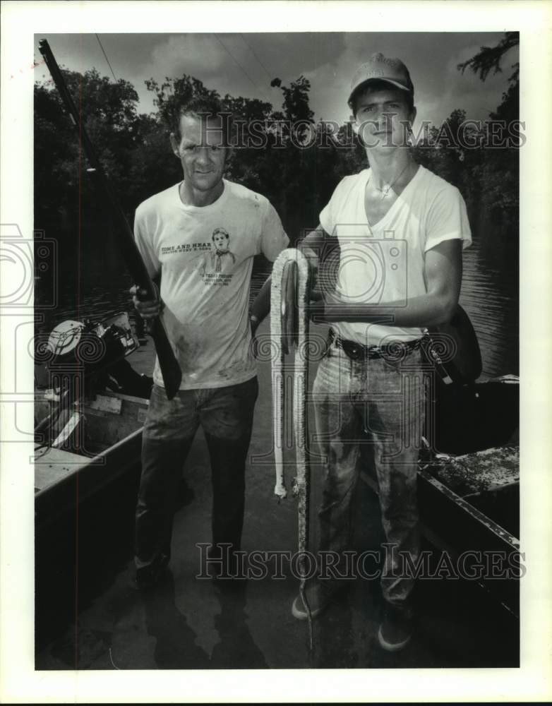 1990 Press Photo Knights Forest residents with snake found in Trinity River- Historic Images