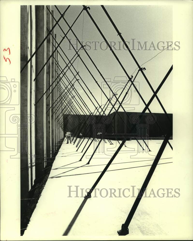 1978 Press Photo Construction worker at Suniland Furniture warehouse in Houston- Historic Images