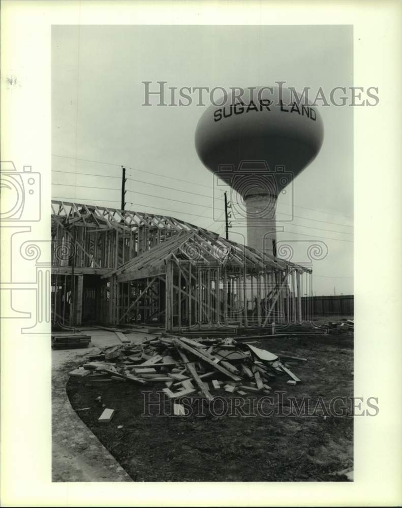 1988 Press Photo Construction of home in Sugar Land, Texas - Historic Images