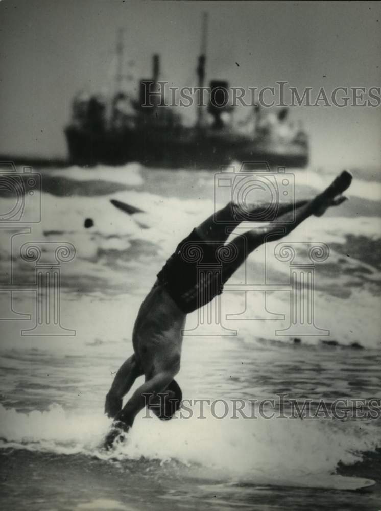 1967 Press Photo Man does surfboard handstand in Texas - Historic Images