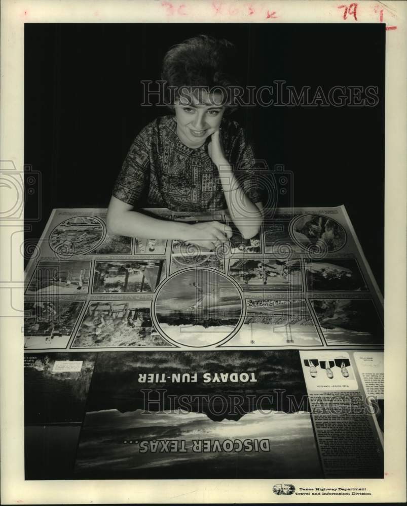 1963 Press Photo Murine Gillum sees map at Texas Highway Travel office in Austin - Historic Images