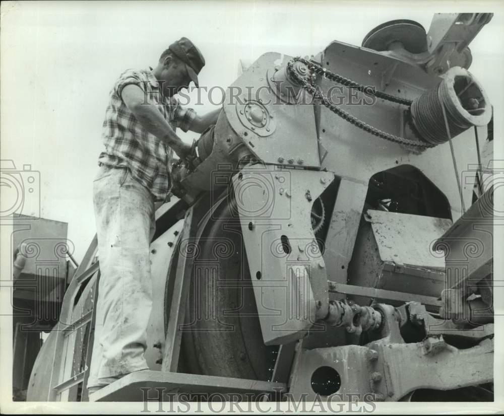 1962 Press Photo Construction worker on equipment in Texas - hcx20887- Historic Images