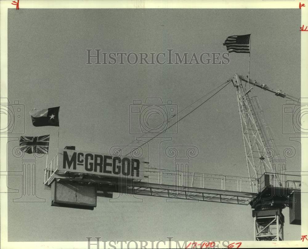 1983 Press Photo Texas, American, British Flags Over Site in Houston, Texas - Historic Images