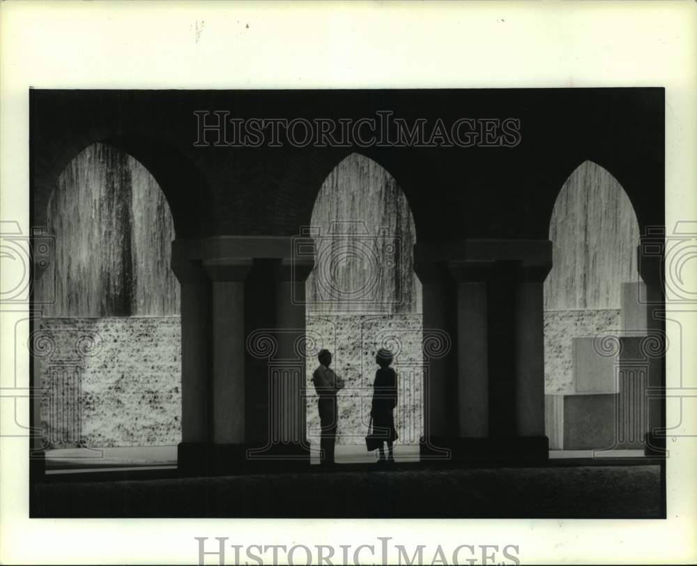 1985 Press Photo Transco Fountain seen through arch at night in Houston - Historic Images