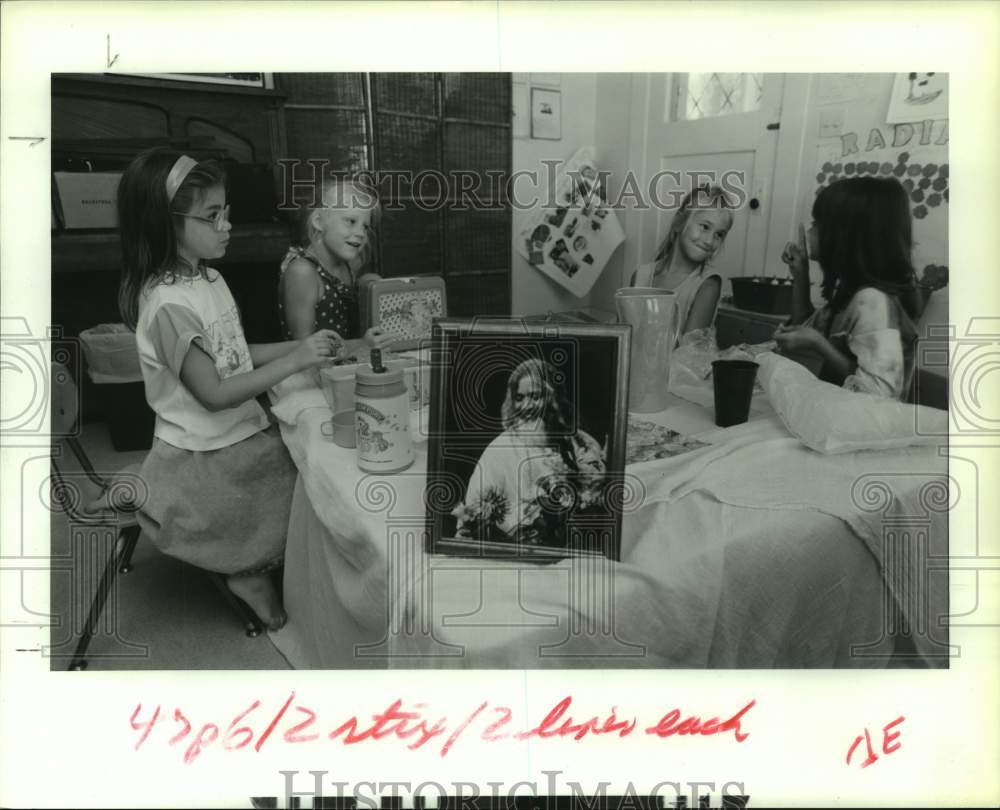 1989 Press Photo  Children eat lunch - Historic Images