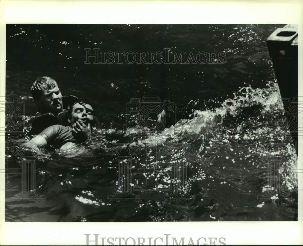 1991 Rescuers pull truck driver from Lake Pontchartrain in Louisiana - Historic Images