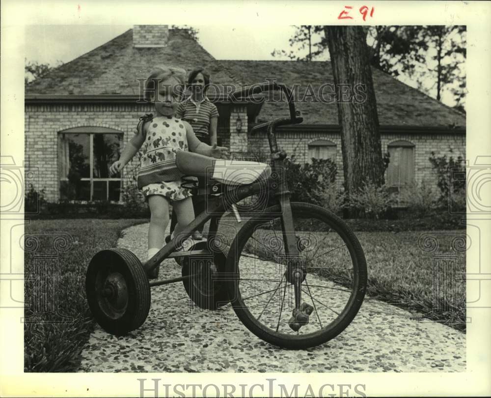 1979 Press Photo Erin Roberson sees tricycle by her home - Historic Images