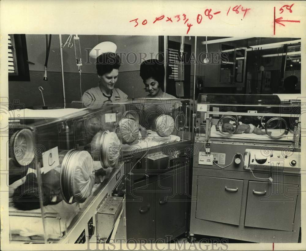 1969 Press Photo Nurses care for Squyres triplet newborns in hospital - Historic Images