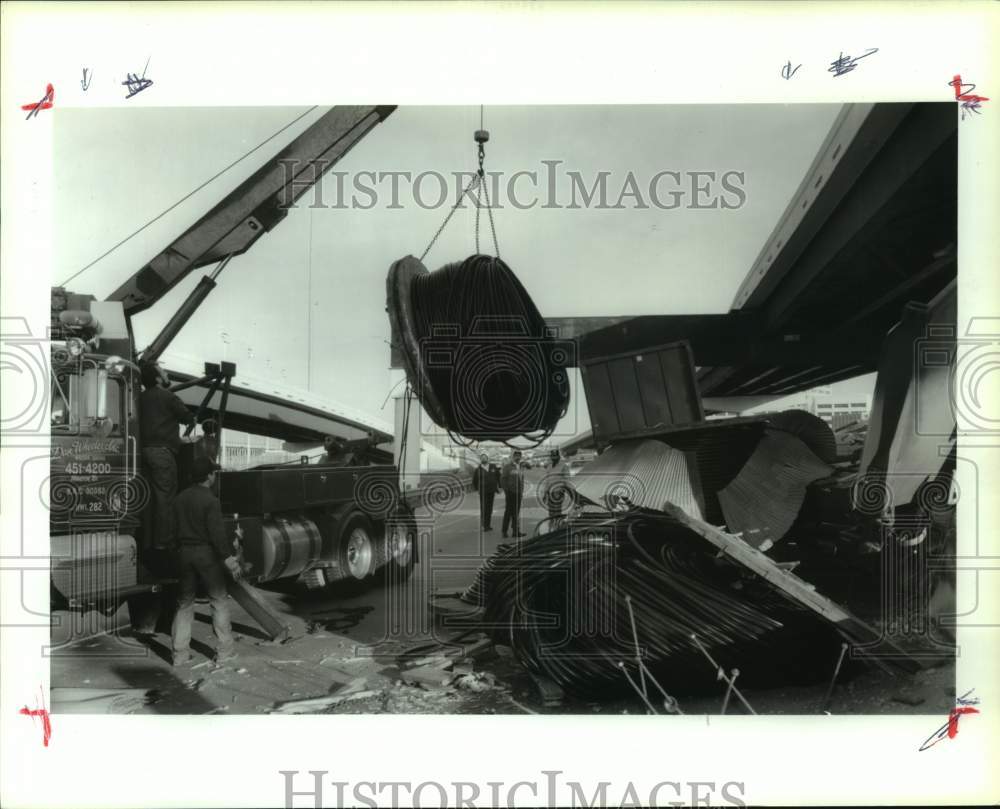 1992 Press Photo Wrecker service workers remove cable from wreckage in Houston - Historic Images