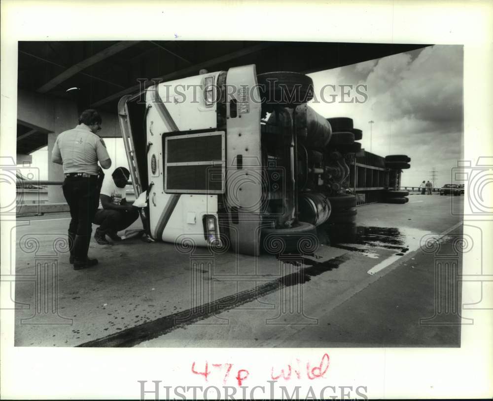 1991 Press Photo Driver Eddie Kelly talks with police by his truck in Houston - Historic Images