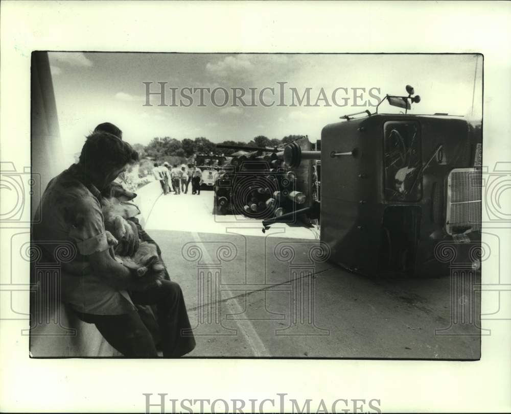 1985 Press Photo Driver Paul Hadger by his overturned truck on Houston freeway - Historic Images