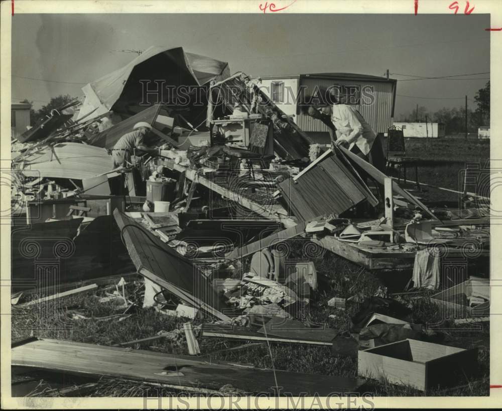 1973 Press Photo Bob Bates inspect tornado damaged trailer in Sheldon, Texas - Historic Images