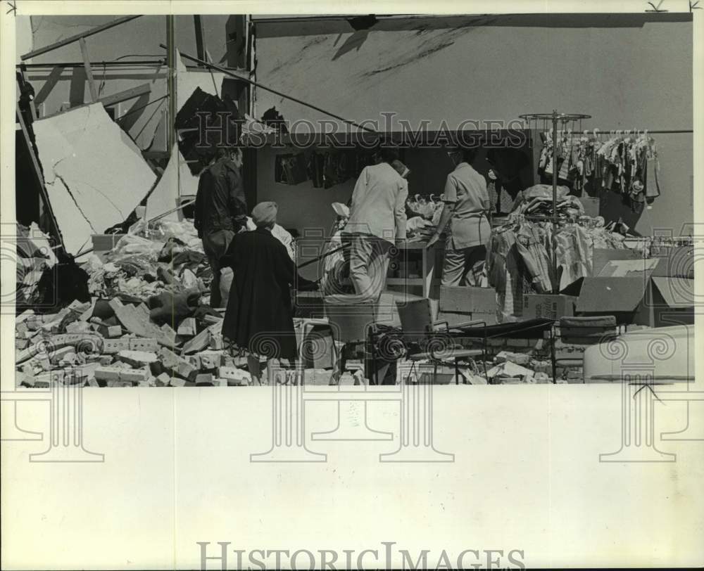 1973 Press Photo Tornado damaged clothing store in Burnet, Texas - Historic Images