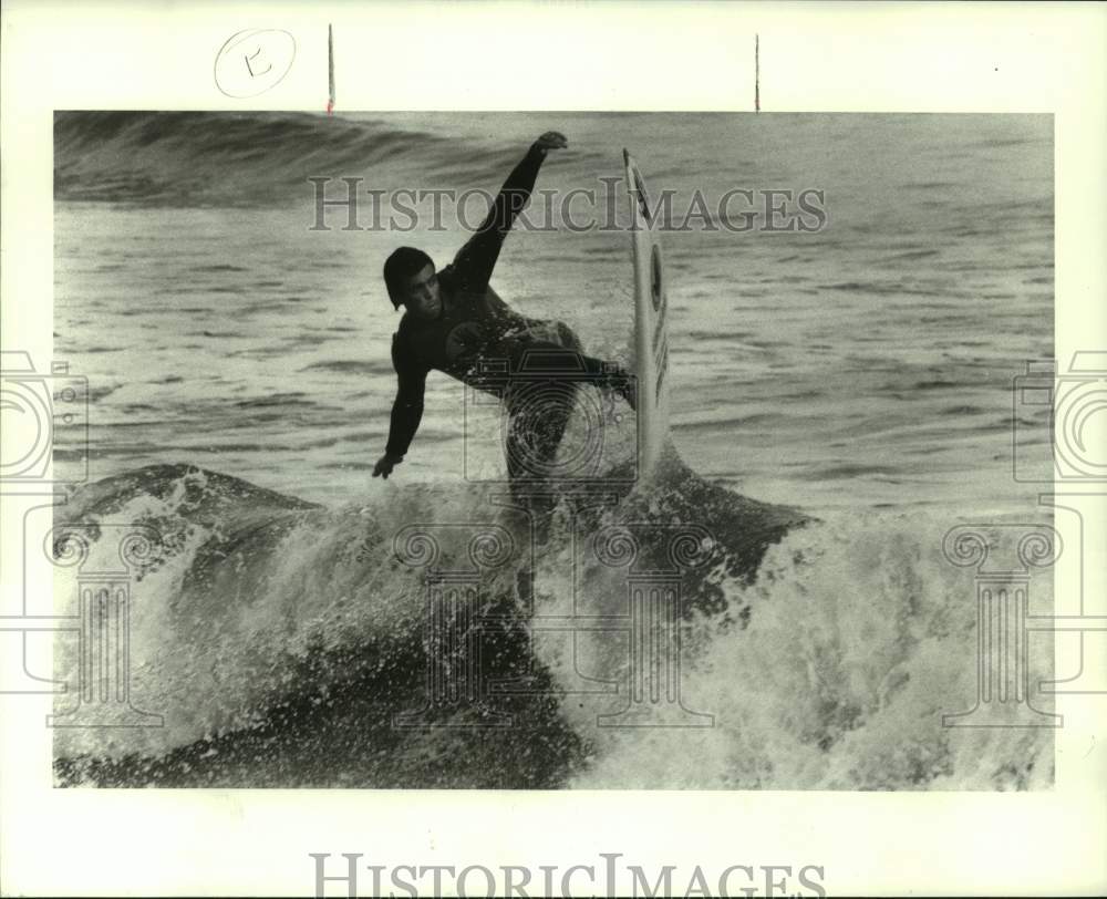 1987 Press Photo Brett Hopkins surfs off Galveston, Texas coast - Historic Images