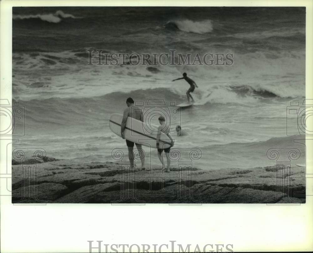 1989 Press Photo Surfers in Galveston on waves created by hurricane Chantal - Historic Images