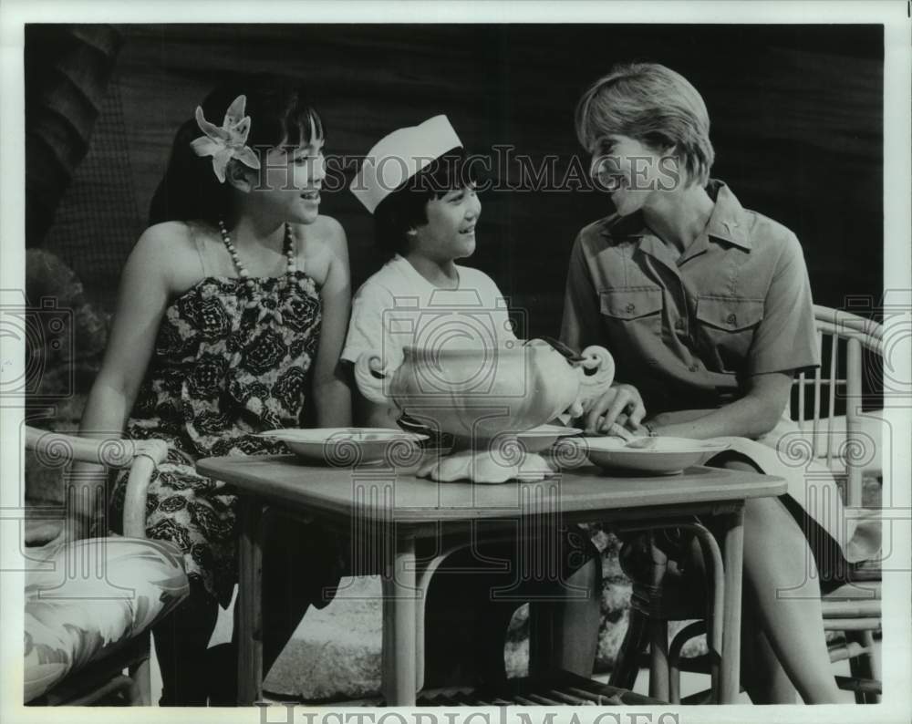 1988 Press Photo Scene from National Touring Company play &quot;South Pacific&quot; - Historic Images