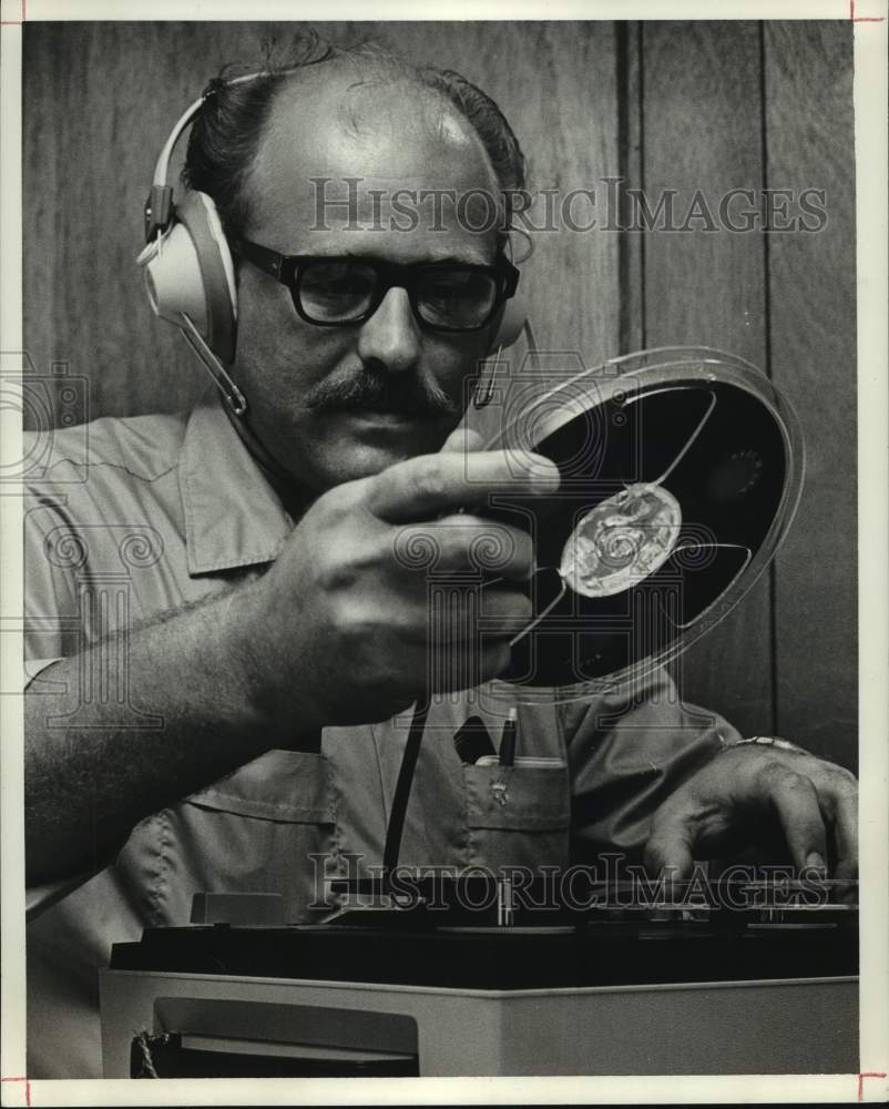 1968 Press Photo Gerald Kennedy volunteers at studio for Taping for the Blind - Historic Images